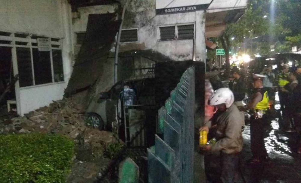 Polisi memasang garis polisi di lokasi ambruknya atap teras rumah di Jalan Kapasari No. 48 Surabaya