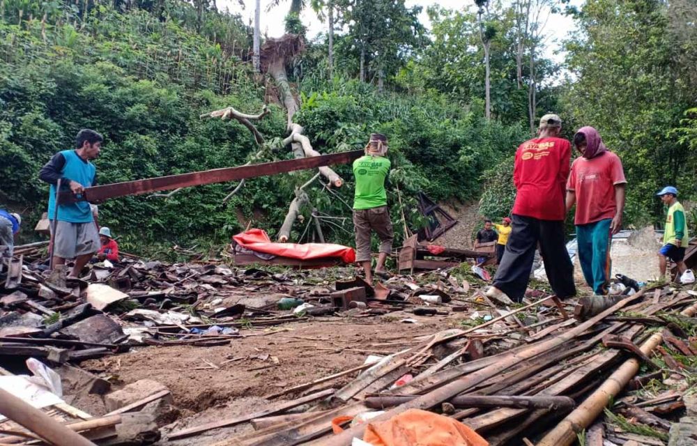 Rumah di Ponorogo hancur setelah tertimpa pohon besar berusia 10 tahun