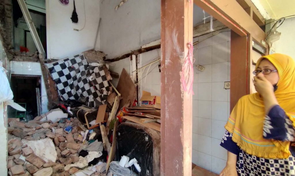 Rumah di Tambaksari Selatan Gang 4 No. 11A, Surabaya yang ambruk
