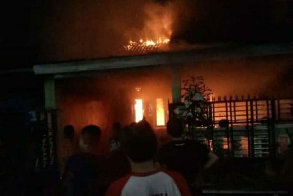 Rumah di Sidoarjo yang diduga dibakar seorang remaja (Foto: Akun Twitter @bukanaltertitik)