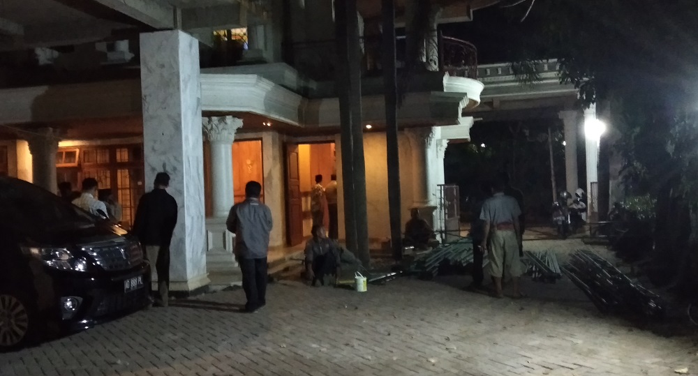 Keluarga Dylan di Ponorogo memasang tenda jelang kedatangan jenazah istri dari vokalis Seventeen. 