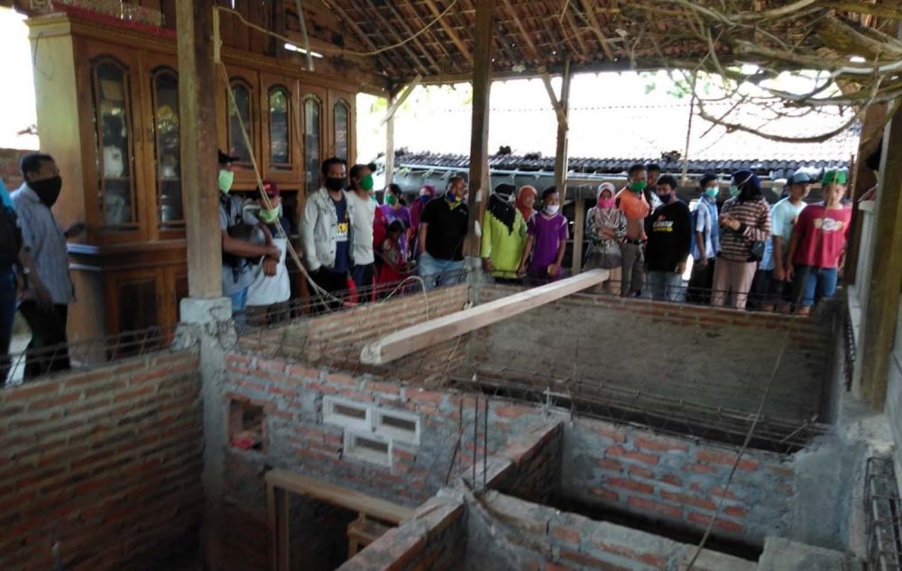 Sejumlah warga melihat rumah Giman di Ngawi