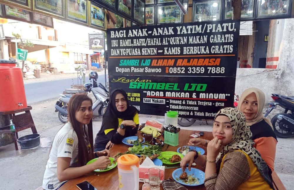 Para pelanggan Rumah Makan Sambal Ijo, Ponorogo
