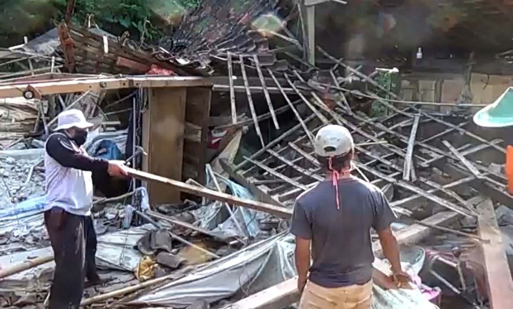 Rumah di Madiun yang roboh