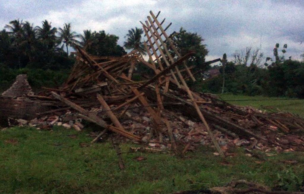 Salah satu rumah warga di Banyuwangi ambruk diterjang puting beliung