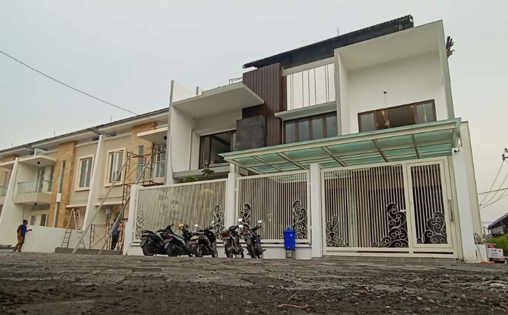 Penampakan rumah mantan bupati Gresik Sambari Halim Radianto di Surabaya