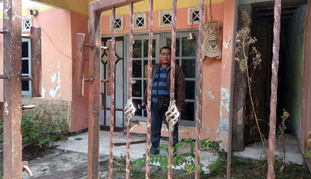 Agus saat menyambangi rumah adiknya yang ia sebut dicatut pada KTP yang ditemukan di markas ISIS di Yaman (Foto-foto: Achmad Supriyadi/jatimnow.com)