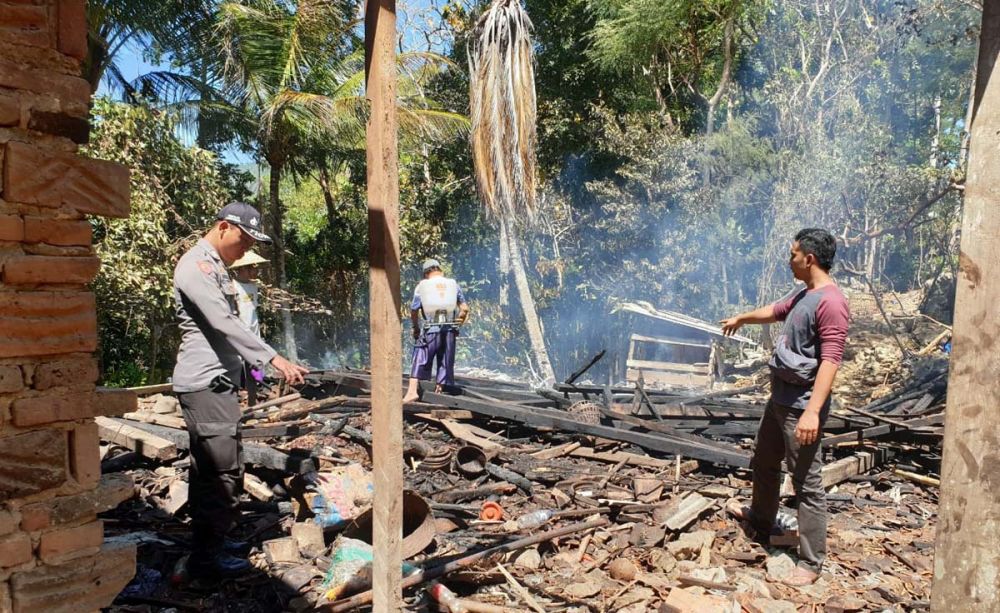 Rumah Nenek Karinem di Trenggalek ambruk setelah terbakar