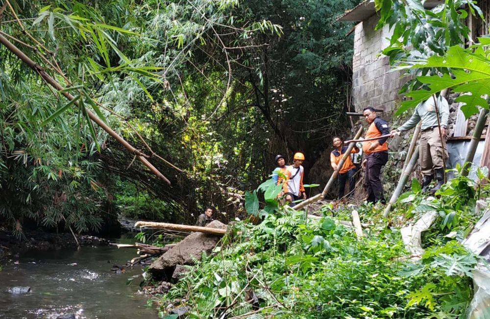 Petugas gabungan memasang anyaman bambu untuk meminimalisir longsor susulan di Kali Lahar, Kota Blitar