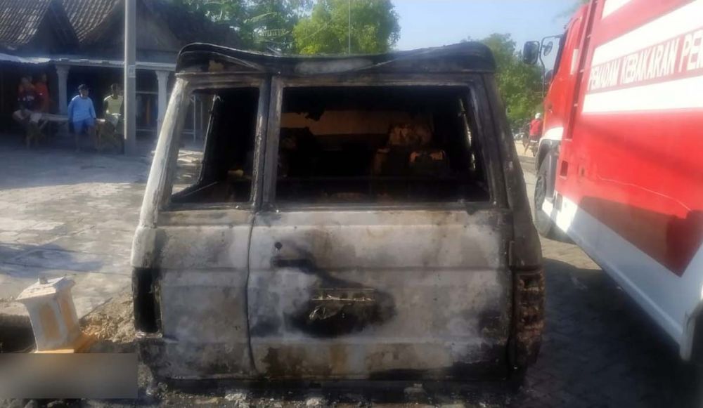 Mobil Toyota Kijang milik seorang PNS di Ngawi yang terbakar