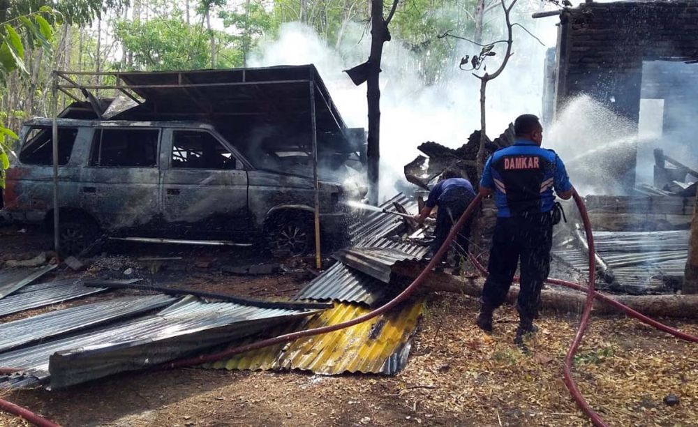 Rumah dan mobil milik warga Desa Kradenan, Kecamatan Jetis, Kabupaten Ponorogo, hangus terbakar 