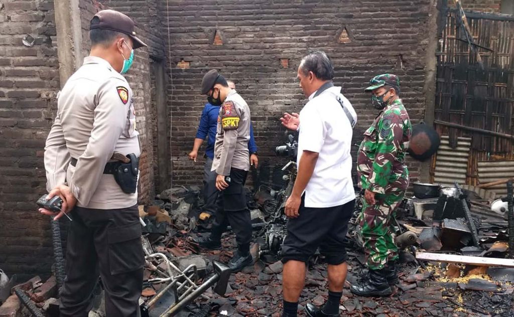 Polisi melakukan identifikasi dan olah TKP di lokasi kebakaran