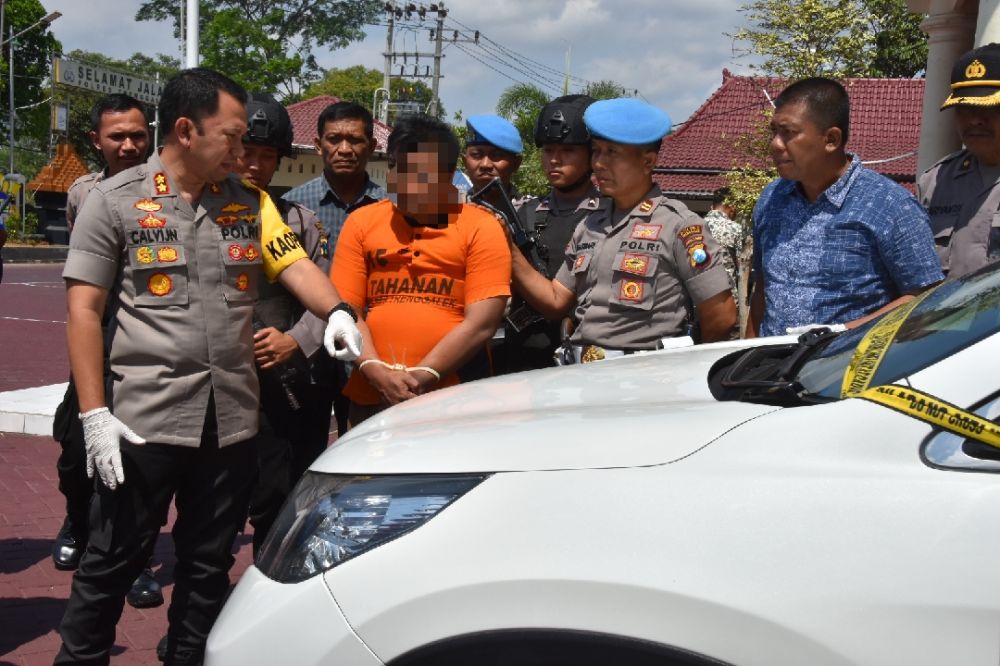 Kapolres Trenggalek AKBP Jean Calvijn Simanjuntak menginterogasi tersangka Hengki Anis Shafrizal yang merusak mobil tetangga lantaran melihat makhluk gaib yang dituduh telah membunuh ayamnya