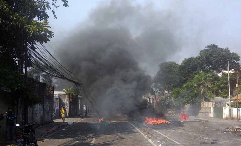 Massa membakar ban bekas di Petamburan, Jakarta (Foto: Antara)