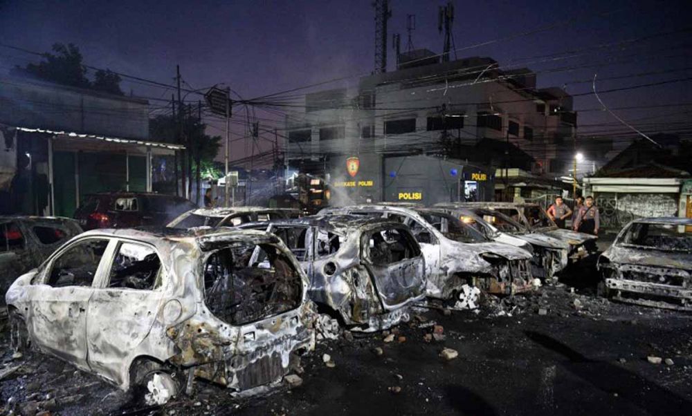 Deretan mobil yang hangus terbakar di dekat Asrama Brimob, Petamburan, Jakarta (Foto: Antara)