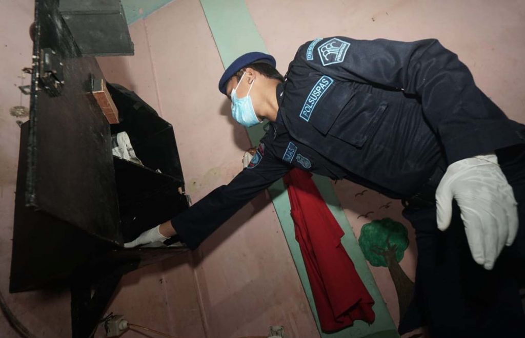 Petugas menggeledah salah satu blok hunian WBP di Rutan Medaeng