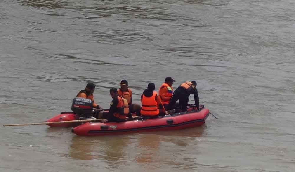 Cari Mobil Tercebur di Tulungagung, Tim SAR Gunakan Kamera Bawah Air 