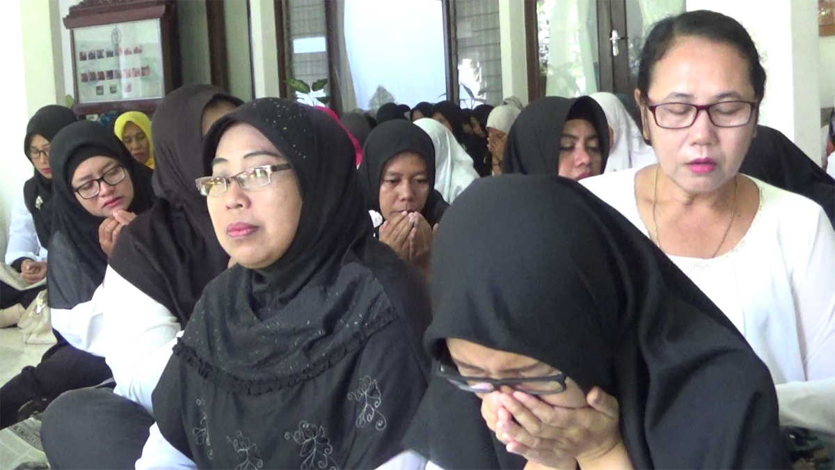 Guru honorer yang melakukan aksi di gedung DPRD Banyuwangi