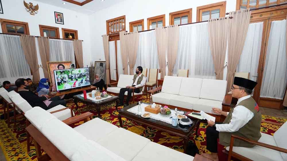 Rapat koordinasi terbatas secara daring oleh Bupati Anas