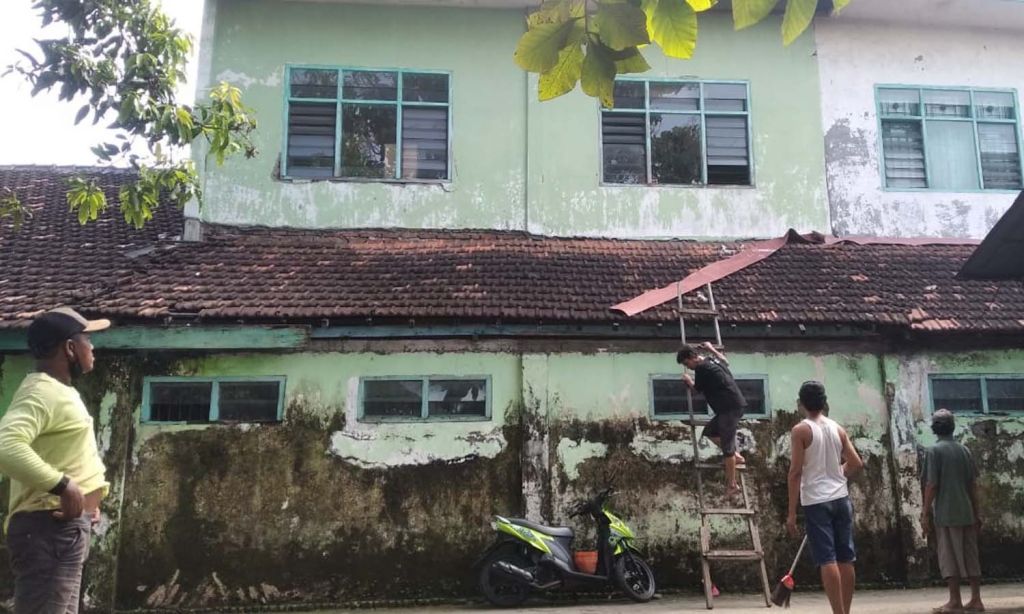 Warga kerja bakti perbaiki atap gedung SDN 1 Meri Kota Mojokerto