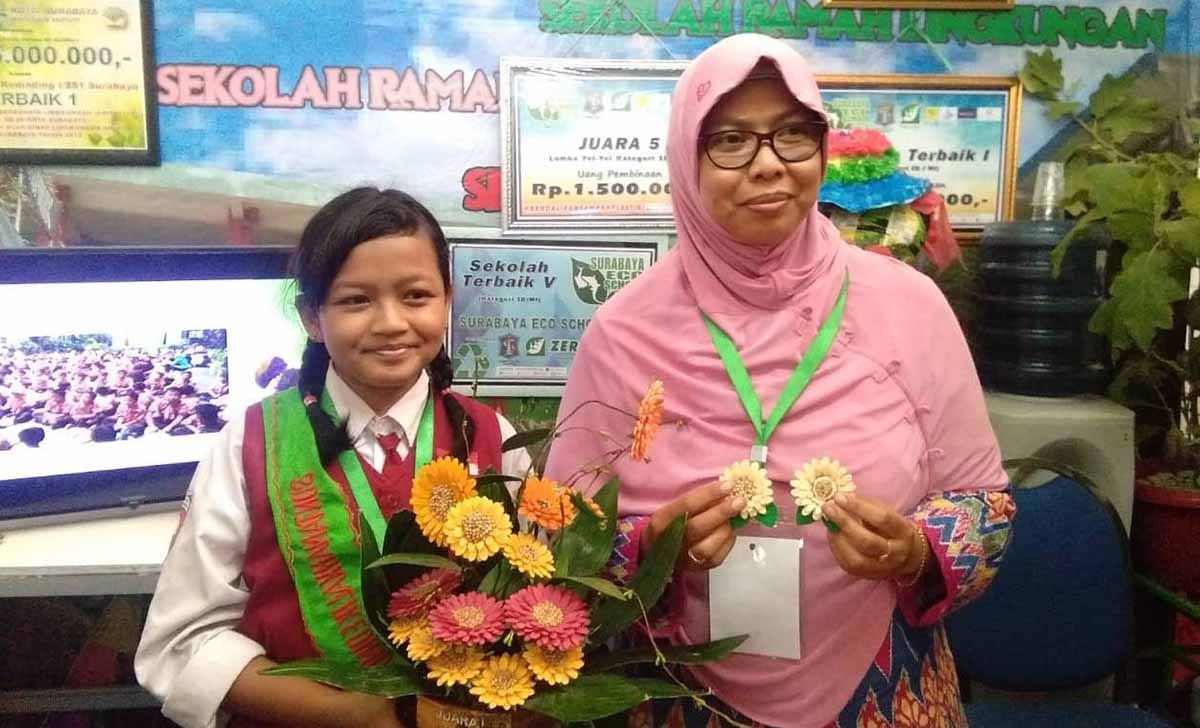 Pancaningtias Asmara Dewi,  guru pendamping dan Zahra Devina Arsinta Wardana, pelajar dari SDN Tanah Kedinding Surabaya