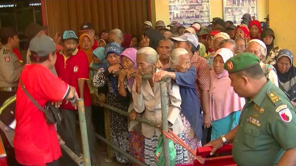Masyarakat antri pembagian sembako di Klenteng Tjoe Tik Kiong