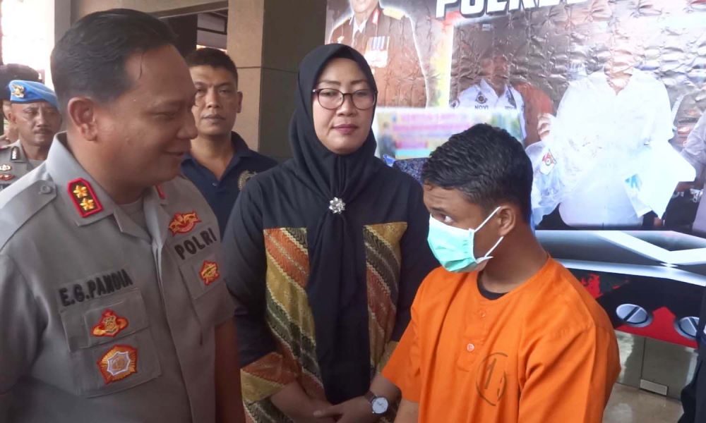 Kapolres Tulungagung AKBP Eva Guna Pandia menginterogasi Zaki, penyewa kamar kos untuk pasangan mesum