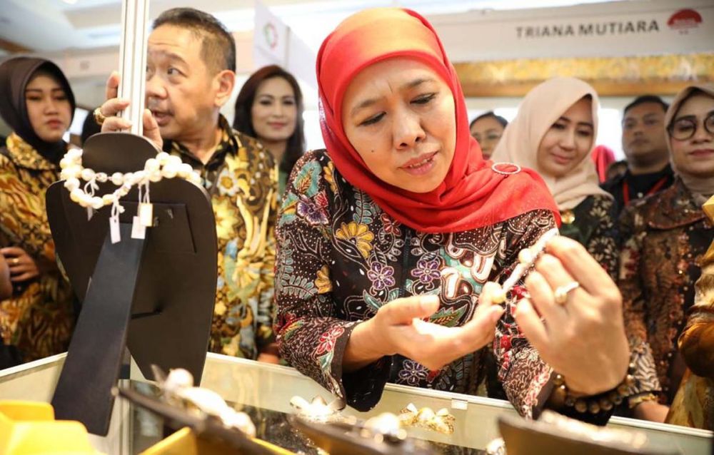 Gubernur Jatim Khofifah Indar Parawansa melihat produk emas dan perhiasan yang dipamerkan dalam Surabaya International Jewellery Fair ke-24 tahun 2019 di Surabaya