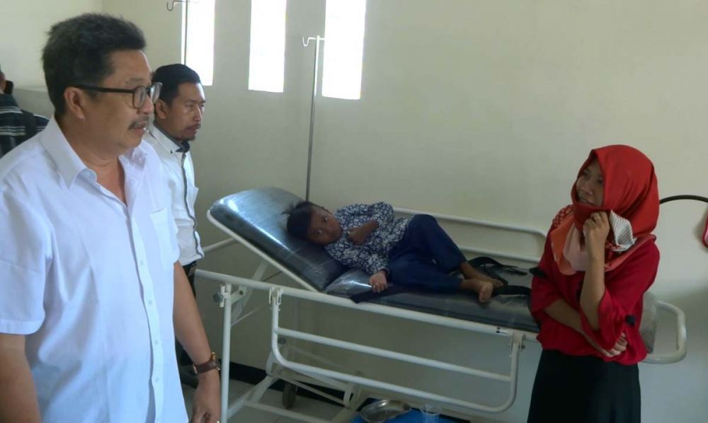 Salah satu bocah yang diduga keracunan setelah mengonsumsi minuman, dirawat di puskesmas