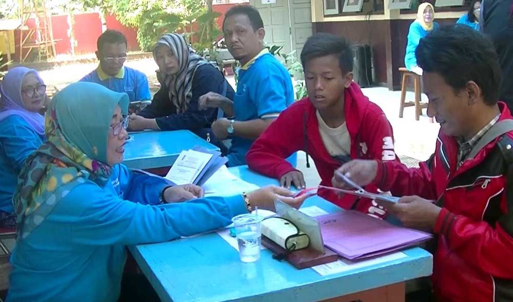 Siswa mendaftar di SMPN 5 Tulungagung