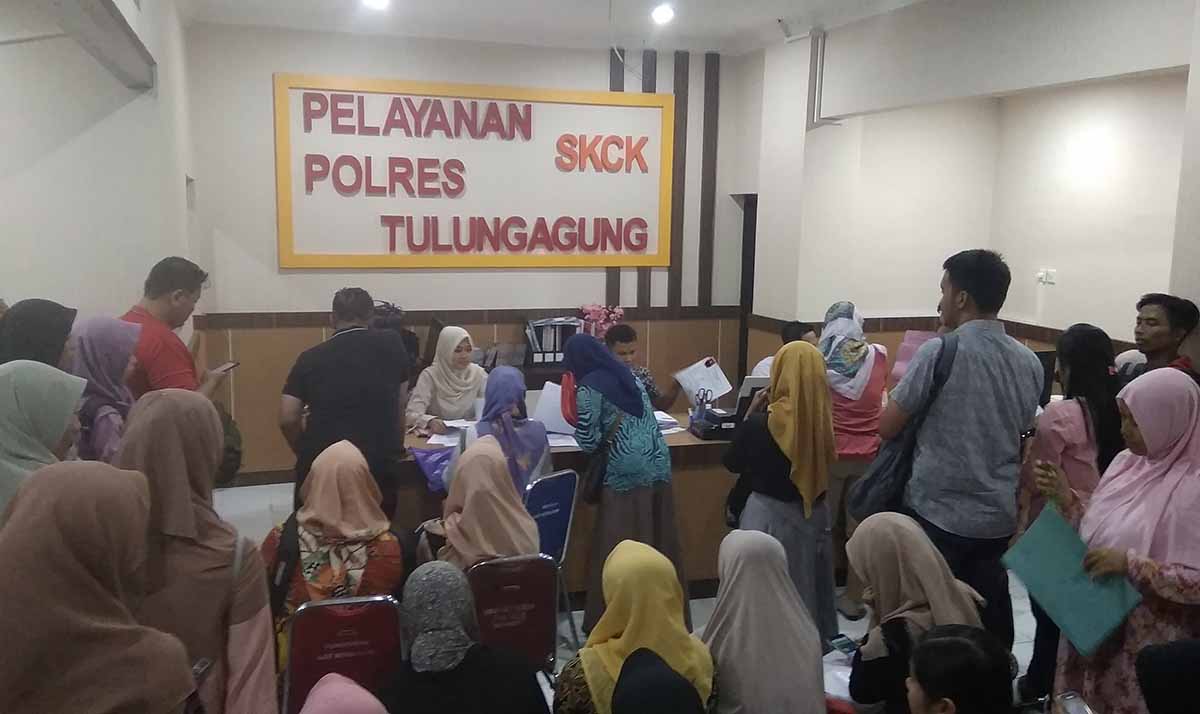 Antren pemohon SKCK dari para CPNS di Mapolres Tulungagung