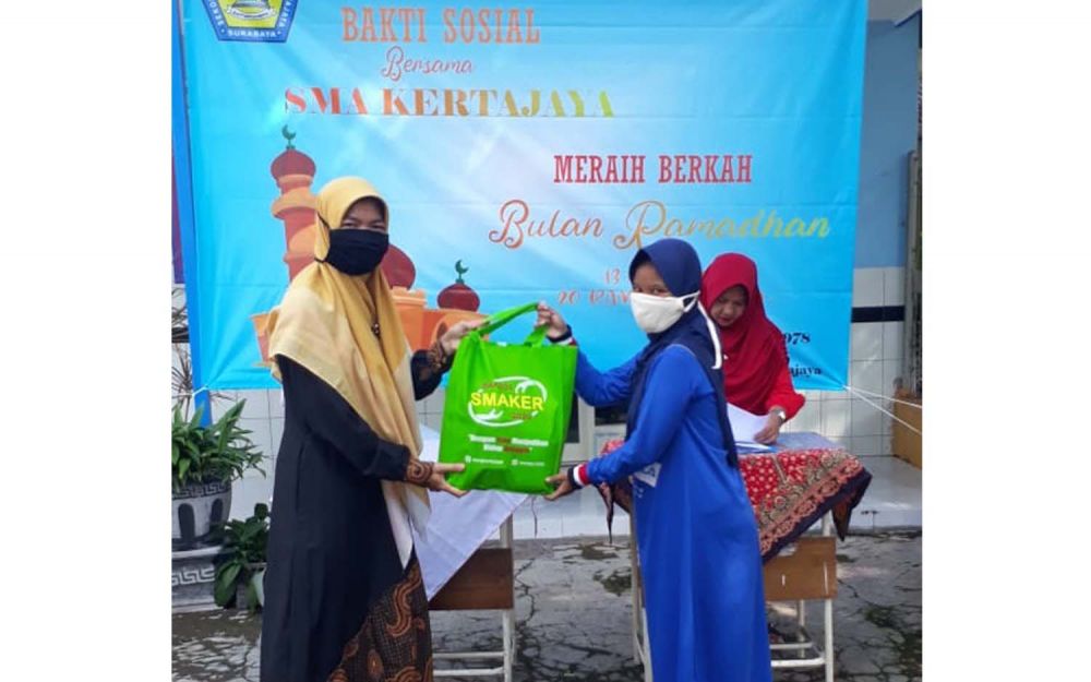SMA Kertajaya (SMAKer) Surabaya berbagi sembako untuk warga terdampak Covid-19