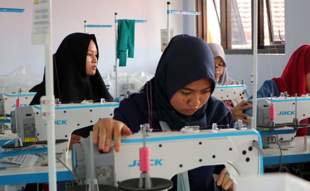 Para siswa SMKN 2 Ponorogo saat memproduksi APD dan masker