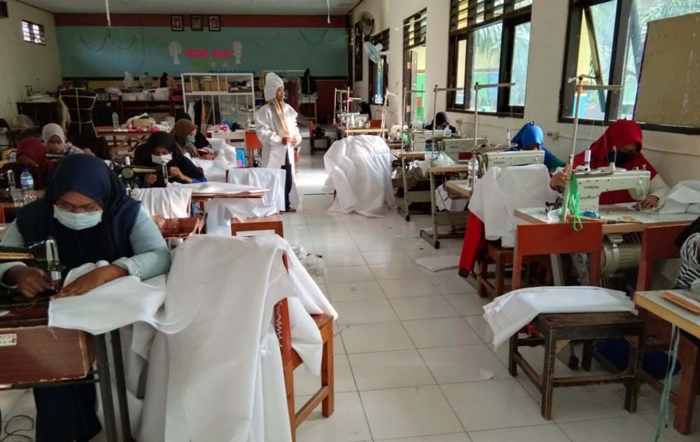 5 SMK di Lamongan Produksi Baju Hazmat untuk APD Paramedis Covid-19