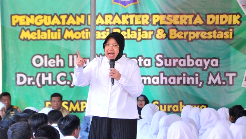 Risma saat memotivasi pelajar SMPN 56 Surabaya.