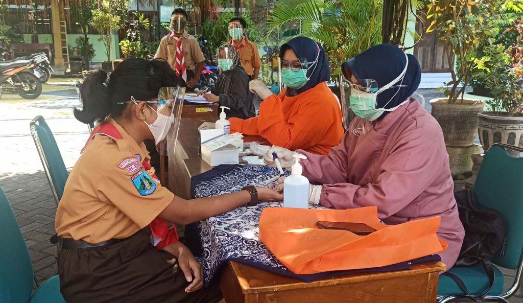 Rapid test untuk pelajar SMP di Ponorogo yang mengikuti uji coba pembelajaran tatap muka