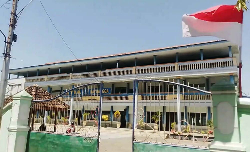 Tiga dari empat bendera merah purih yang dipasang di STIA Bayuangga Kota Probolingo raib