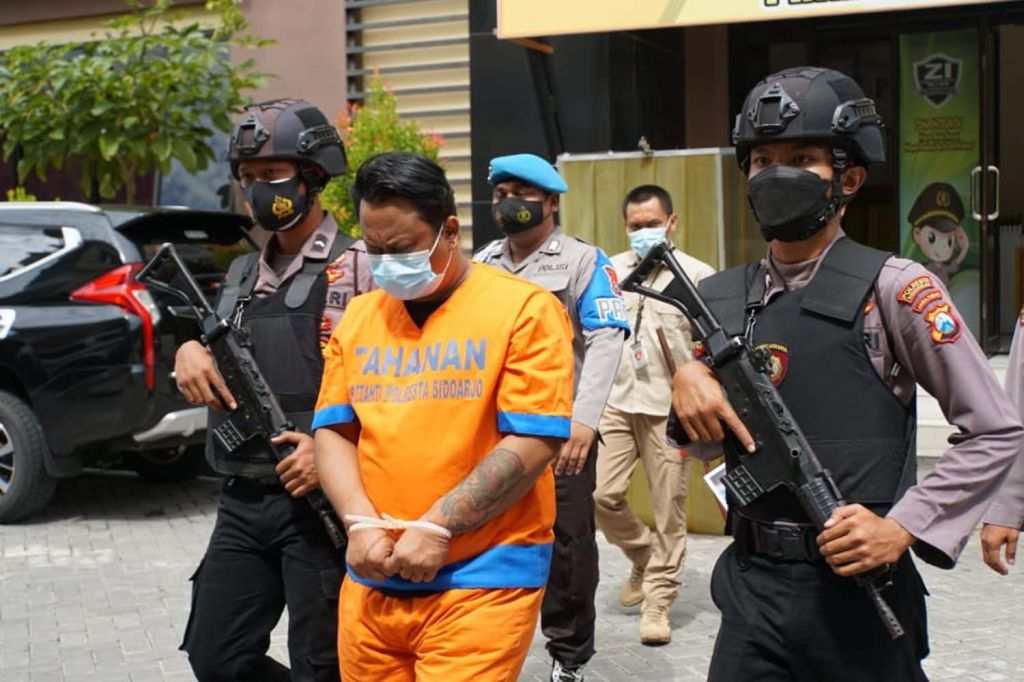 Pria bertato yang sabetkan pedang ke sesama pembeli pulsa diamankan di Mapolresta Sidoarjo