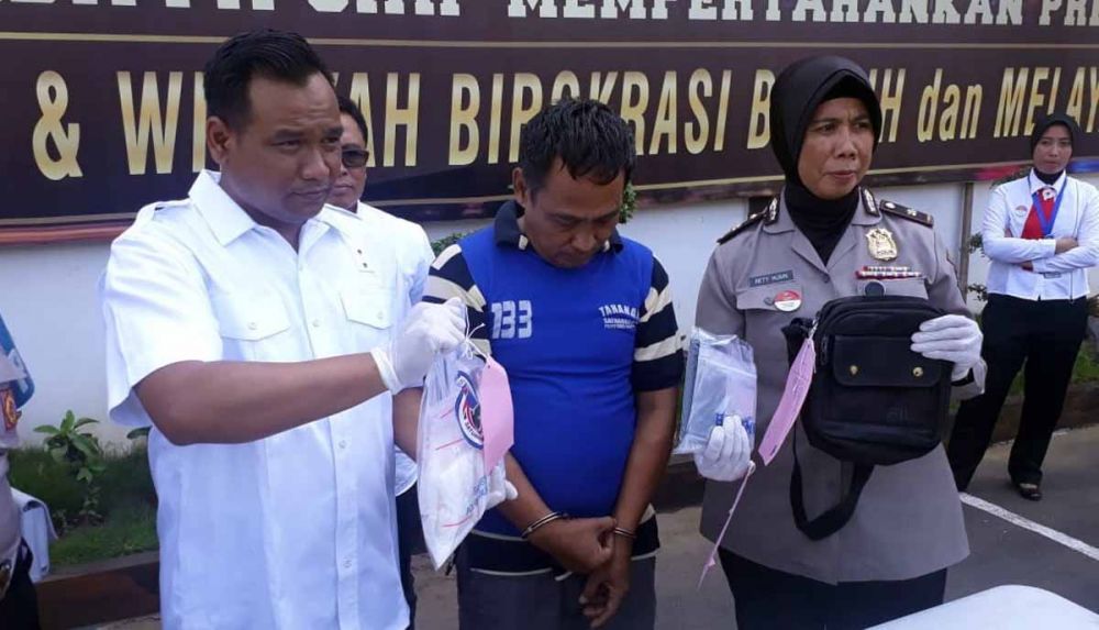 Kasat Resnarkoba Polrestabes Surabaya Kompol Memo Ardian (kiri) menunjukkan tersangka dan barang bukti narkoba