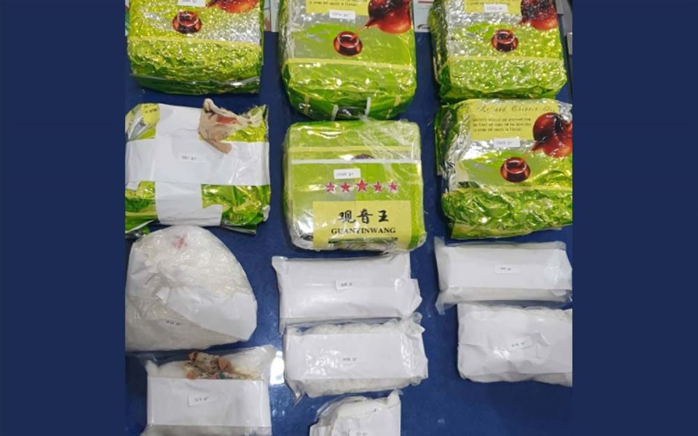 Barang bukti sabu 7 kg yang ditangkap dari tiga pria, setelah Satresnarkoba Polrestabes Surabaya menangkap Nining, mantan sindikat aborsi