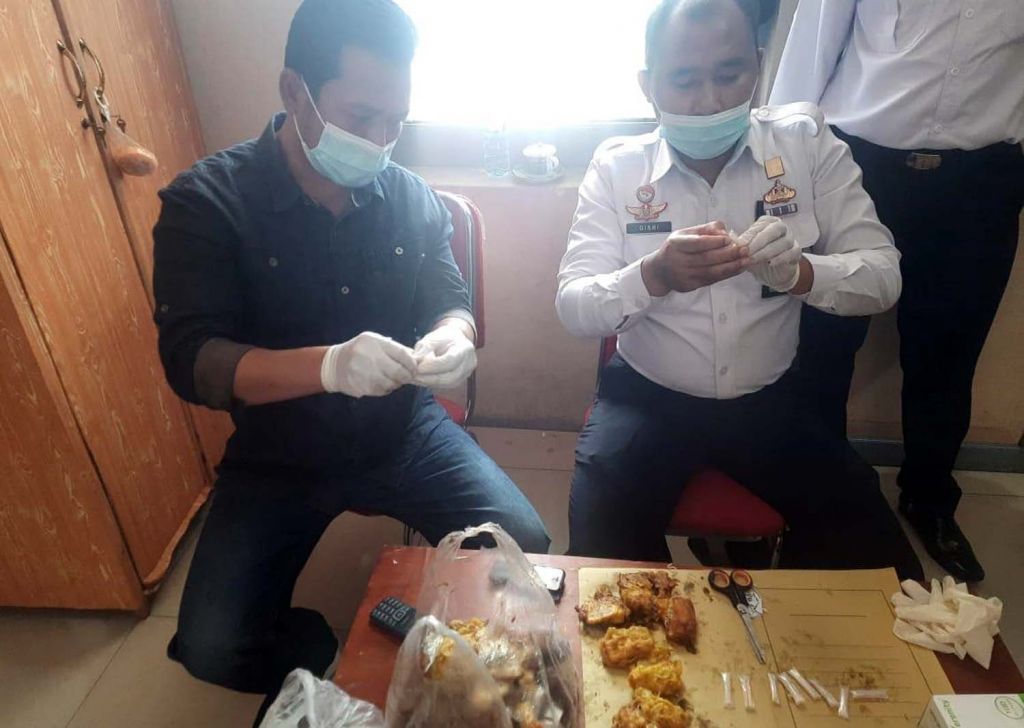 Petugas Lapas Mojokerto memeriksa satu per satu tahu goreng berisi sabu
