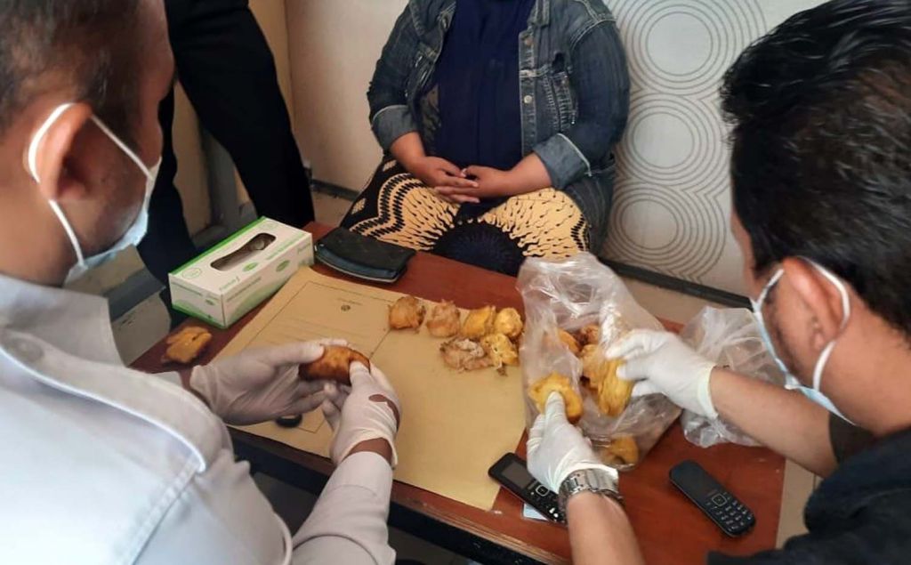 Petugas Lapas Mojokerto memeriksa sabu dalam tahu goreng yang dibawa seorang perempuan