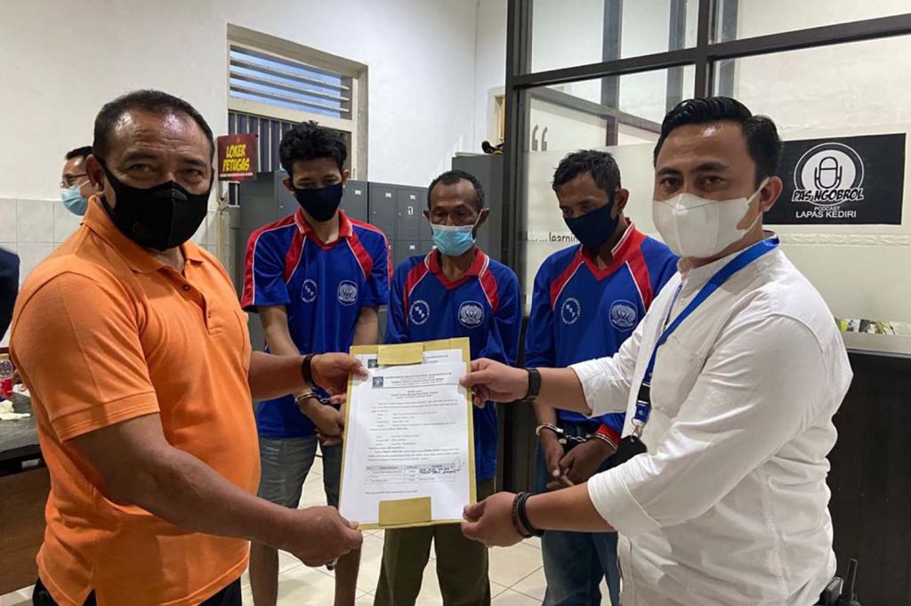 Tiga warga binaan yang terlibat penyelundupan sabu dan ekstasi dalam dubur ke Lapas Kediri