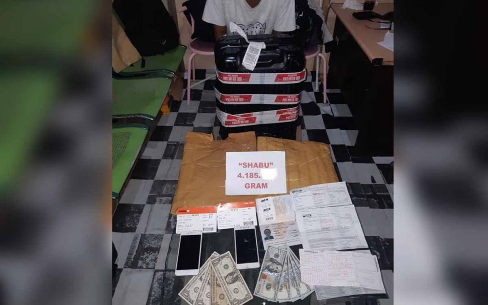 Barang bukti penyelundupan narkoba jenis sabu 4 Kg dari Singapura melalui Bandara Internasional Juanda Surabaya