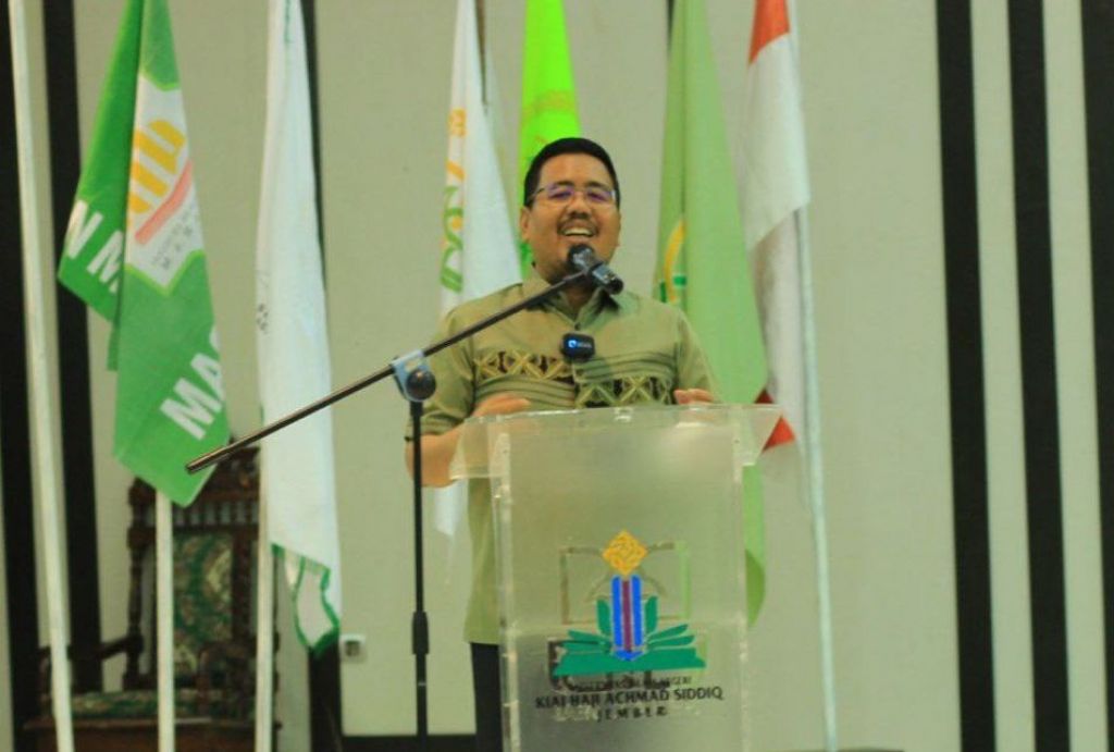 ANwar Sadad saat menjadi pembicara  seminar tentang wacana amandemen UUD 1945 dalam perspektif akademis.