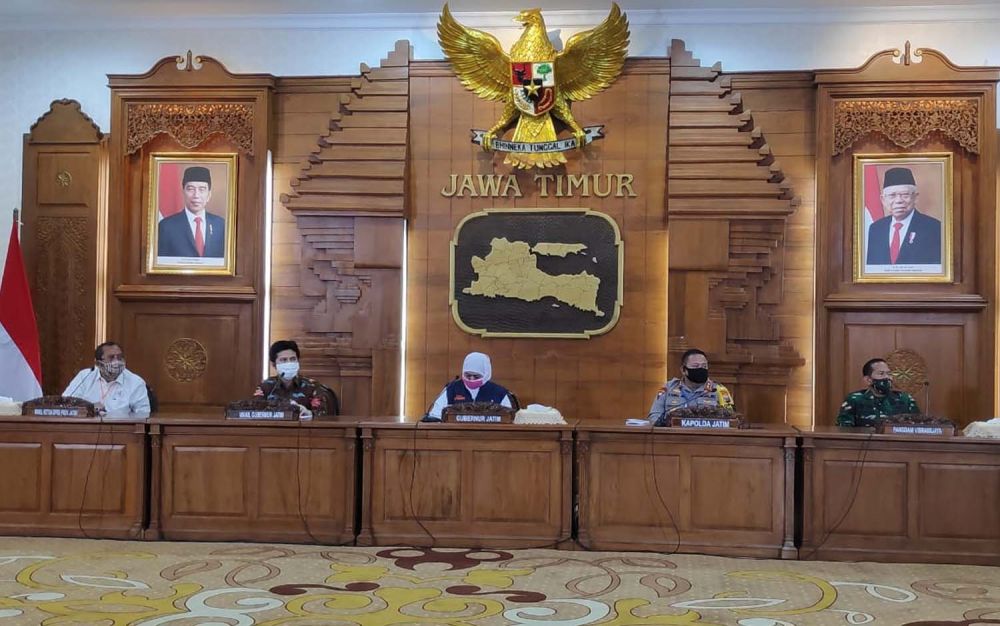 Wakil Ketua DPRD Jatim Sahat Tua Simanjuntak (paling kiri) bersama Forkopimda Jatim di Gedung Negara Grahadi, Surabaya