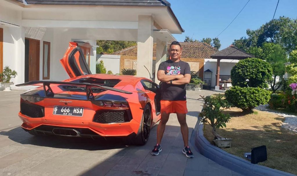 Saiful Anam bersama mobil Lamborghini miliknya (Foto-foto: Dokumentasi pribadi Saiful Anam)