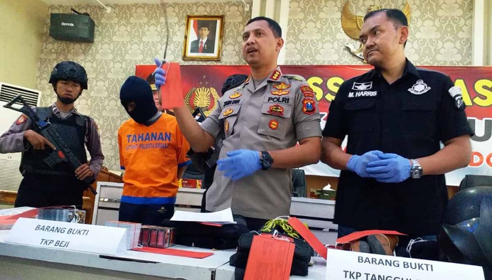 Kapolresta Sidoarjo Kombes Pol Zain Dwi Nugroho dan Kasatreskrim Kompol M Harris membeberkan barang bukti kejahatan para perampok