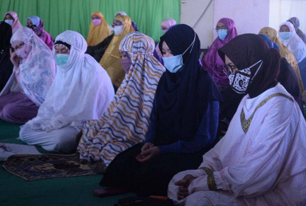 Berda Asmara (dua dari kanan), istri Serda Mes Guntur Ari Prasetyo usai Salat Gaib di Unusa