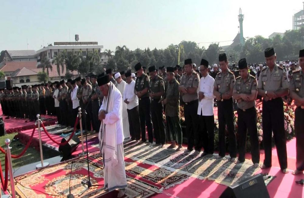 Jemaah doa bersama Jogo Jawa Timur saat melaksanakan Salat Istisqa di Lapangan Mapolda Jatim